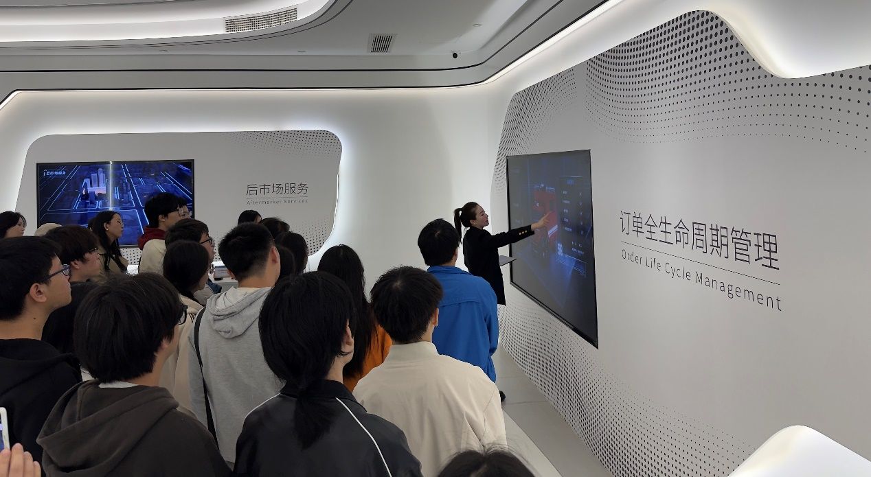 一群人在台上演讲低可信度描述已自动生成 一群人在台上演讲低可信度描述已自动生成