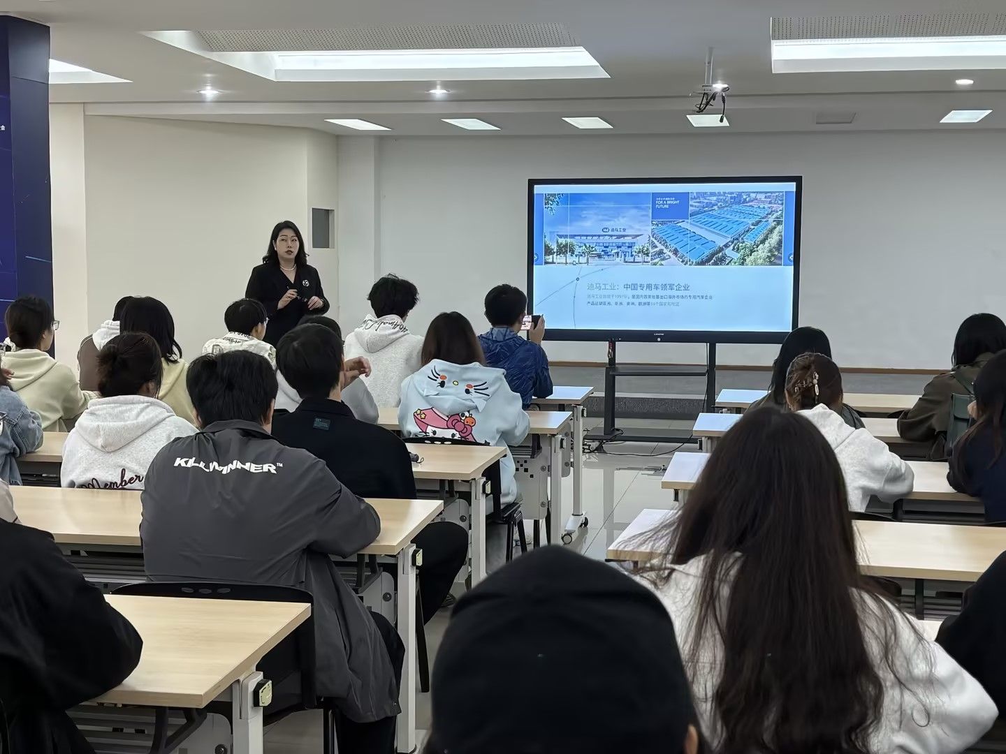 一群人在开会描述已自动生成 一群人在开会描述已自动生成