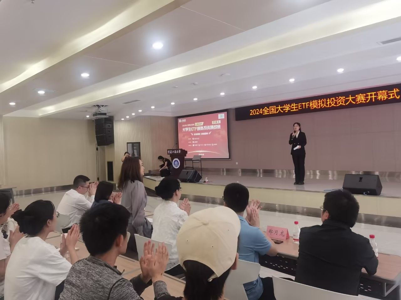 会议室里的人们描述已自动生成 会议室里的人们描述已自动生成