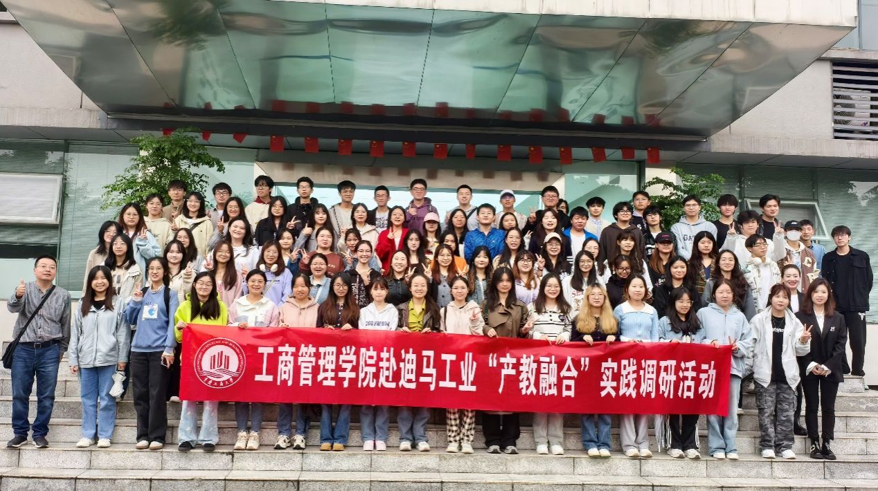 一群人站在一起描述已自动生成 一群人站在一起描述已自动生成