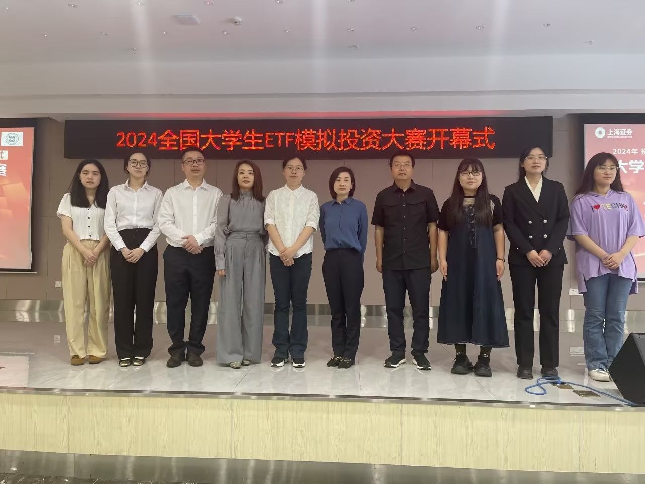 一群人站在一起描述已自动生成 一群人站在一起描述已自动生成