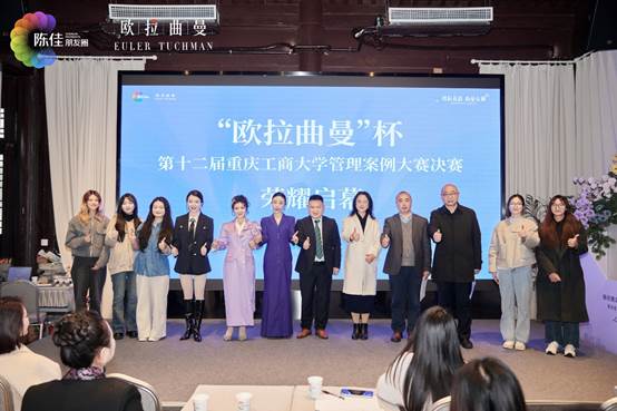 一群人在台上演讲 AI 生成的内容可能不正确。