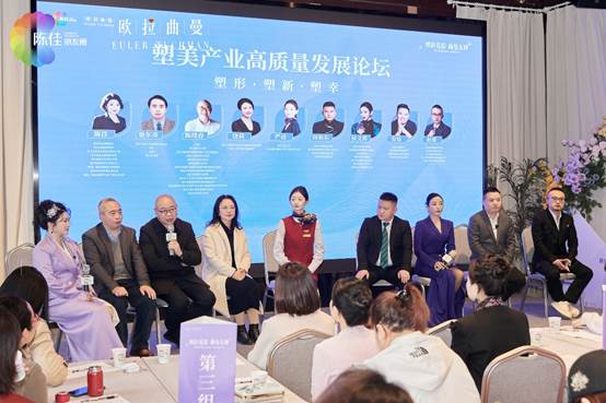 一群人在台上演讲 AI 生成的内容可能不正确。