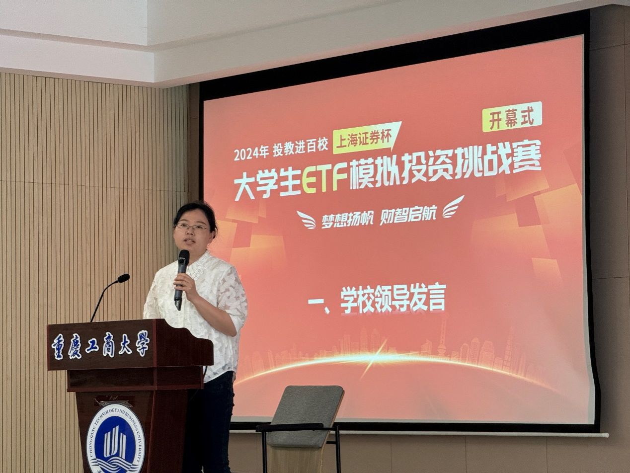 人站在电视前描述已自动生成 人站在电视前描述已自动生成