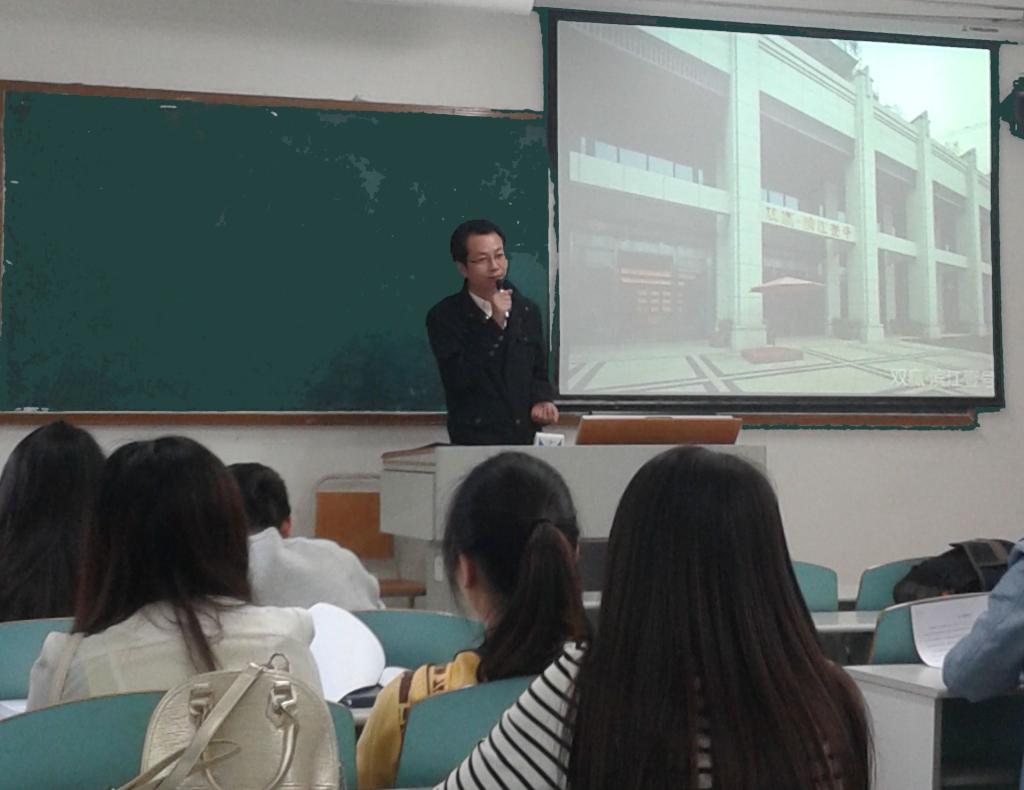 理思建设公司工作人员在作相关介绍