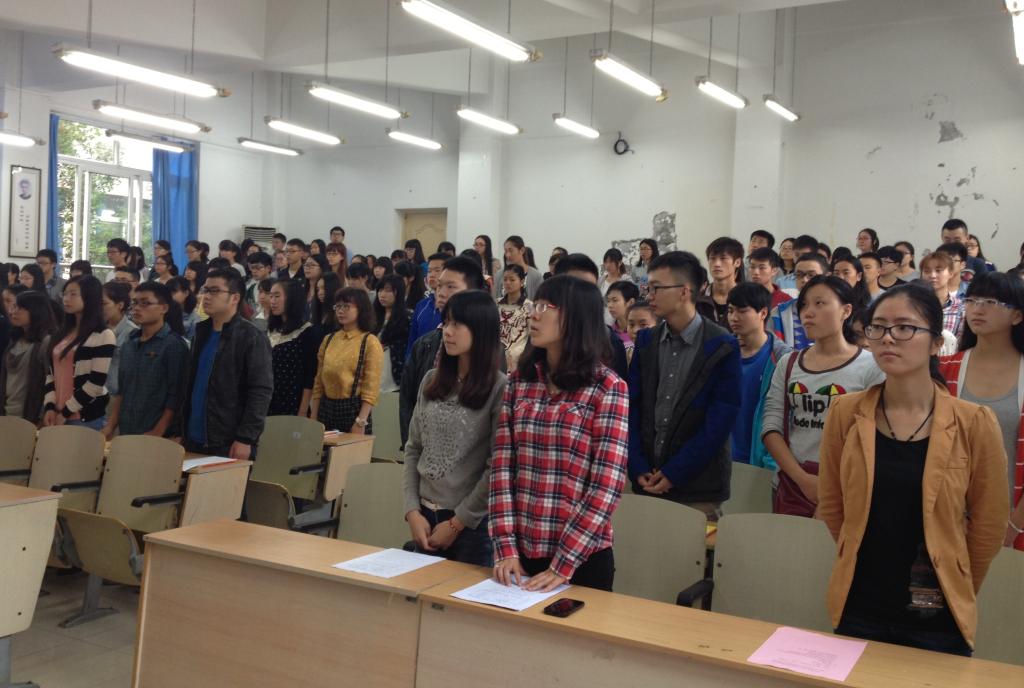 全体起立,奏唱国际歌