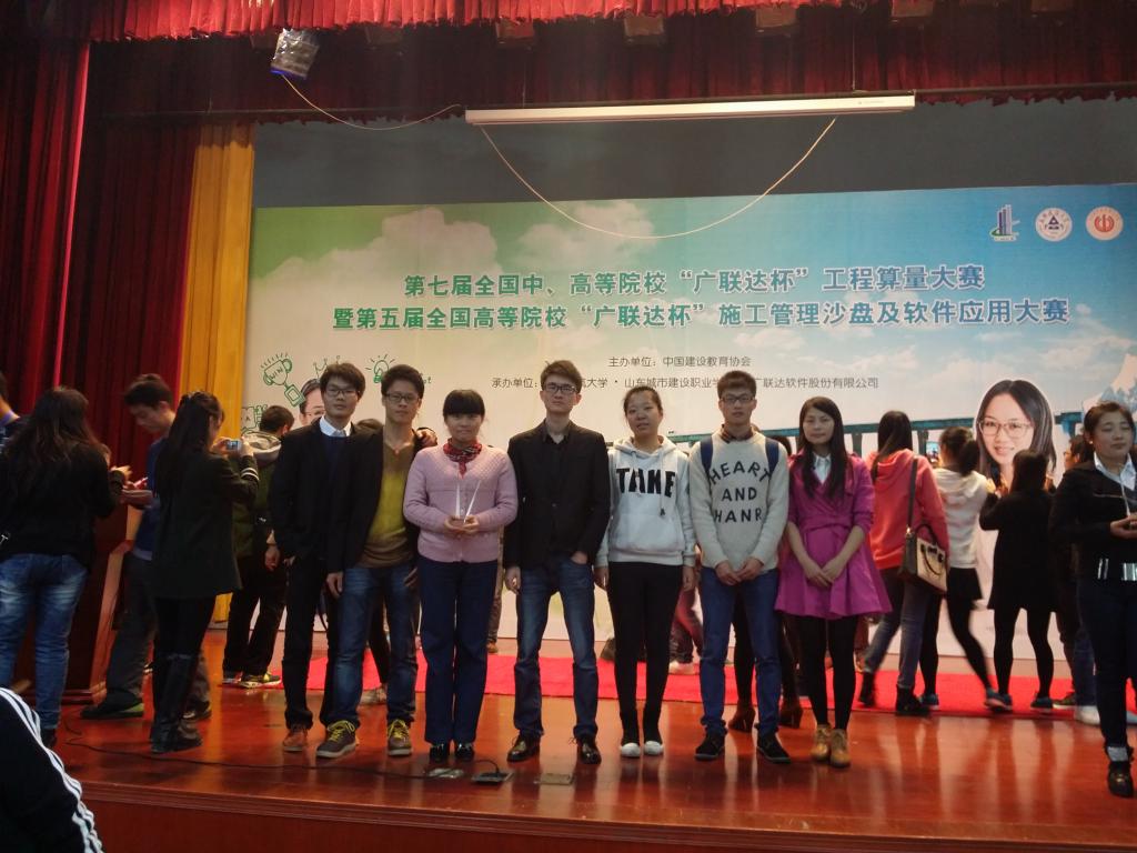 代表队成员与指导老师合影