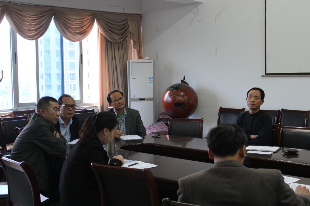 学院领导在倾听辅导员汇报创业就业工作开展情况