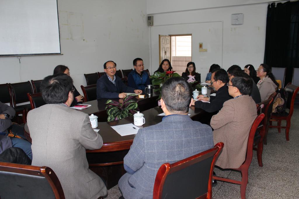 梅洪常院长向历届班主任介绍我院近年发展情况