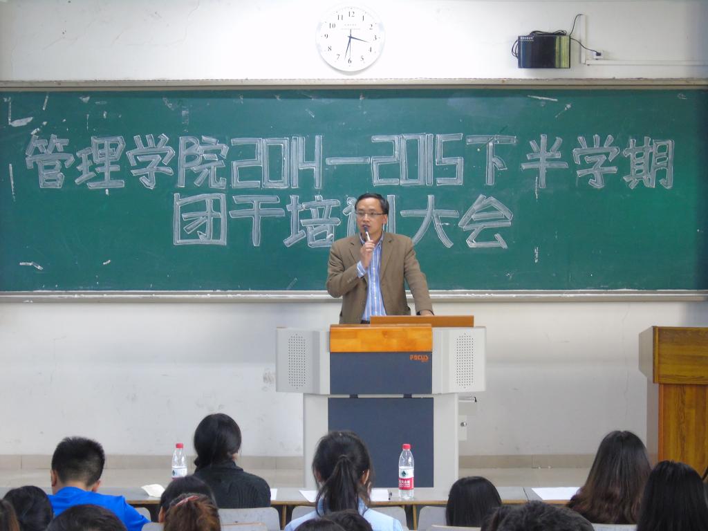 党总支尹建平副书记为同学们讲解