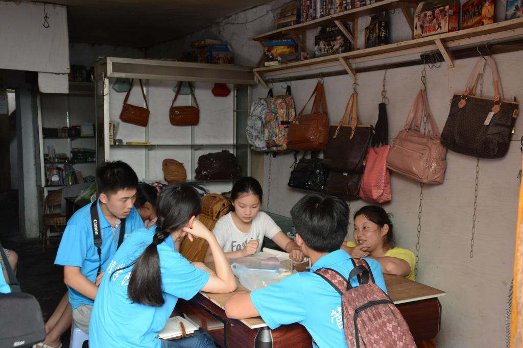 重点团队走访留守儿童送温暖